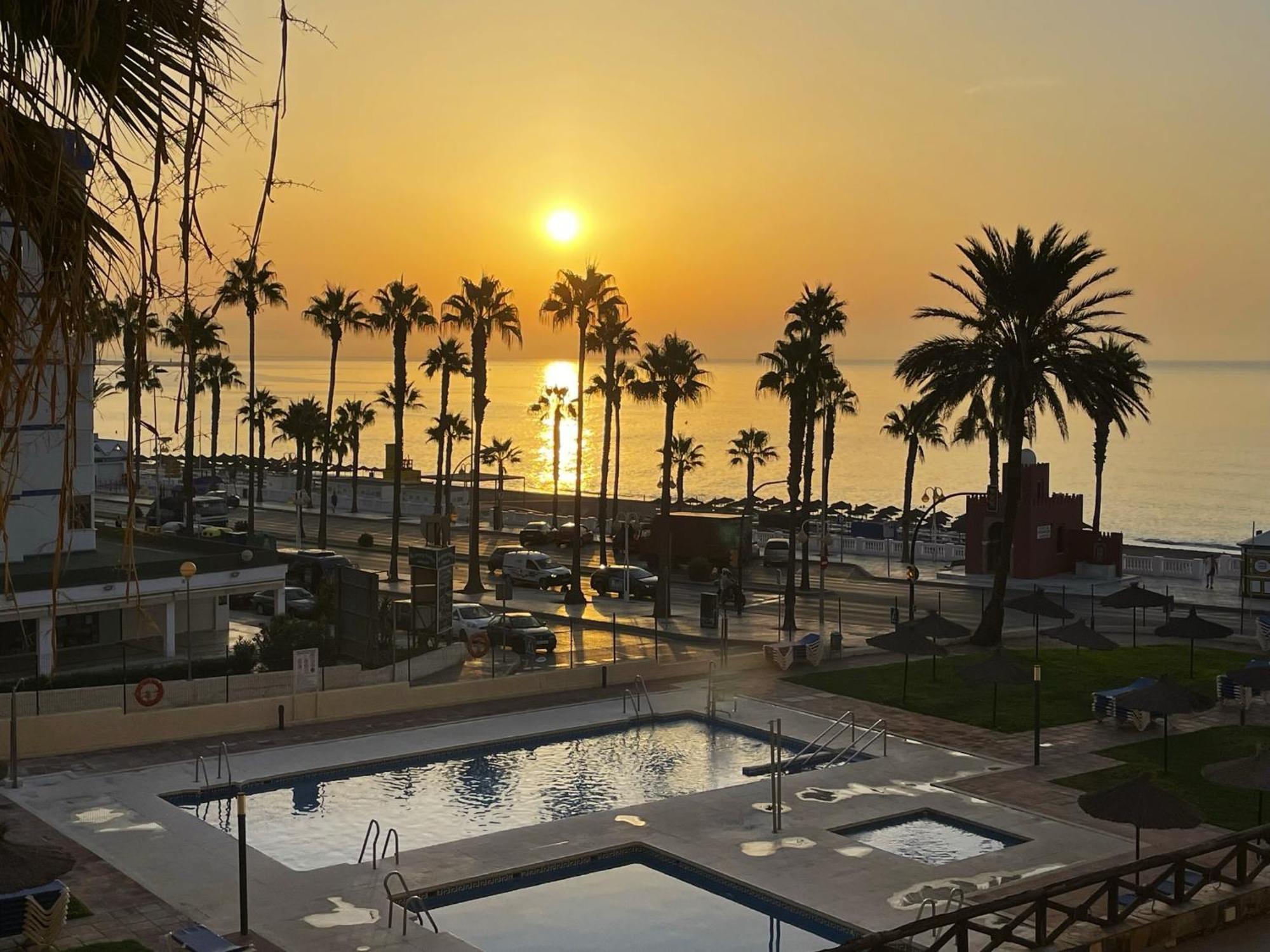 Aloha Playa Vistas Al Mar Apartment Benalmadena Luaran gambar