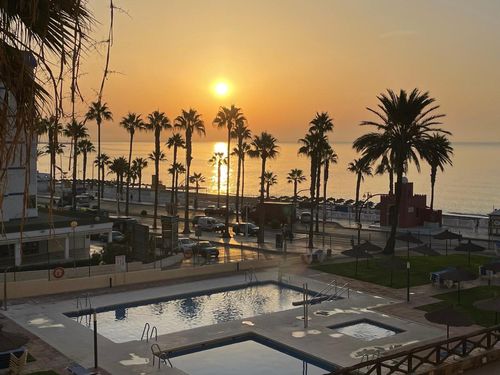 Aloha Playa Vistas Al Mar Apartment Benalmadena Luaran gambar