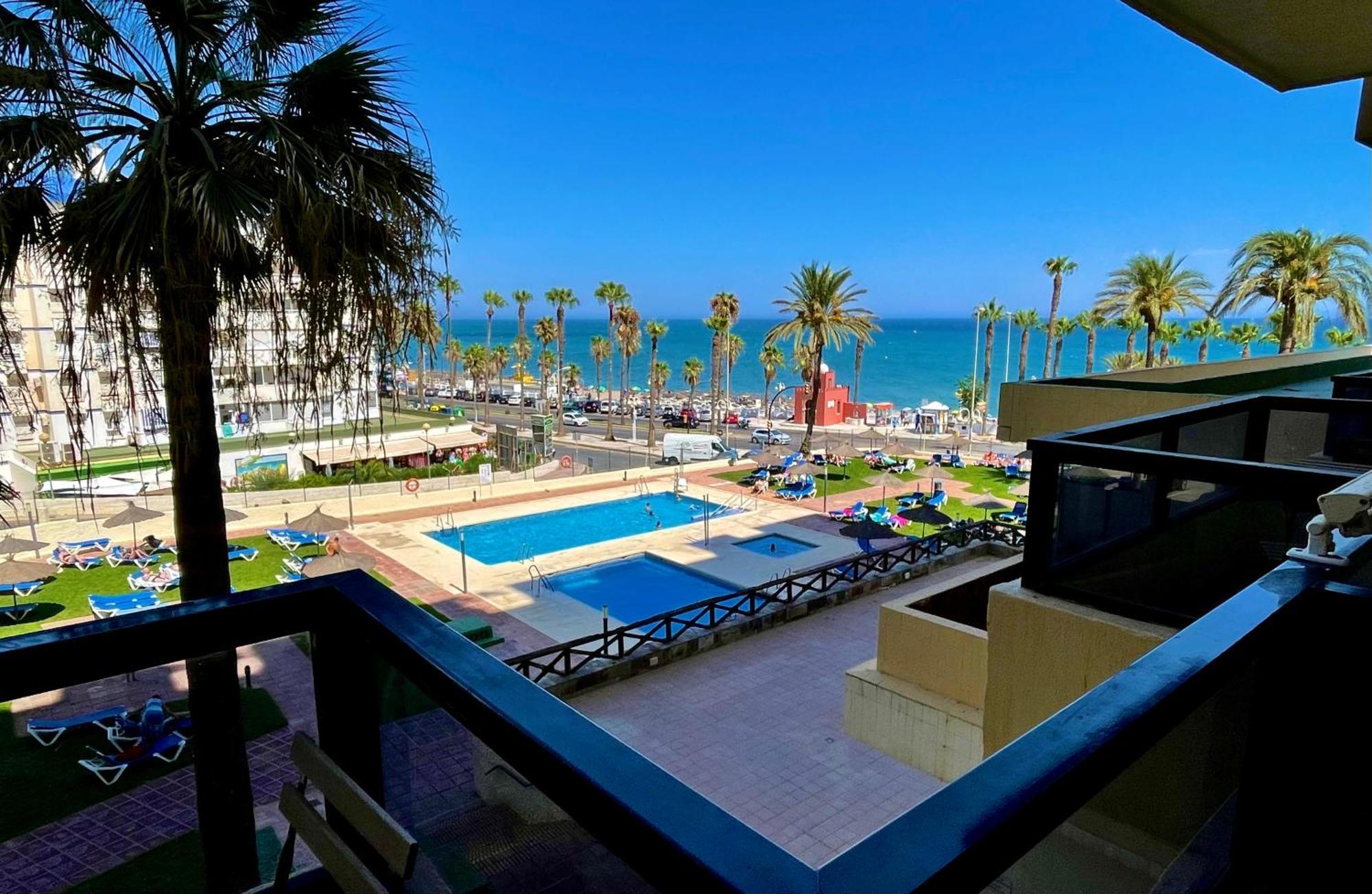 Aloha Playa Vistas Al Mar Apartment Benalmadena Luaran gambar